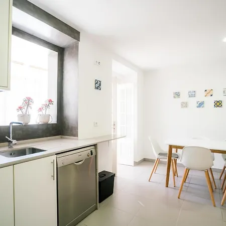 Guestready - Campolide Boho Terrace Duplex 4 Bedrooms *
